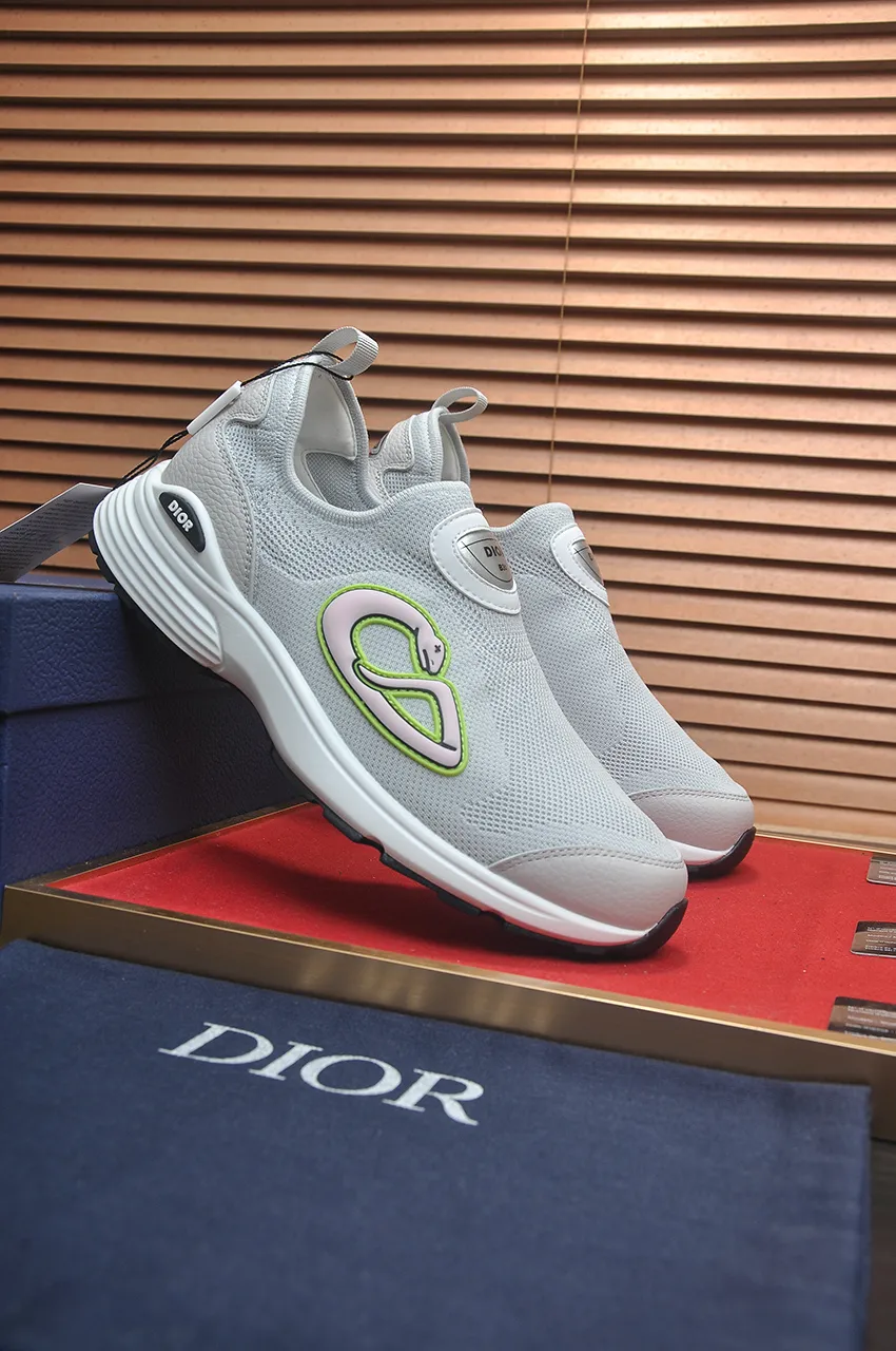 Men's Men's Shoes 💰540💶 𝐂𝐡𝐫𝐢𝐬𝐭𝐢𝐚𝐧 𝐃𝐢𝐨𝐫# Dior breathable fly-knit casual sneakers. The soft and breathable upper complements the lightweight textured effect rubber sole, decorated with various classic details, making it an ideal choice for everyday looks. Can be matched with various casual items to create a refined look Size: 38-46 (45 46 customized)